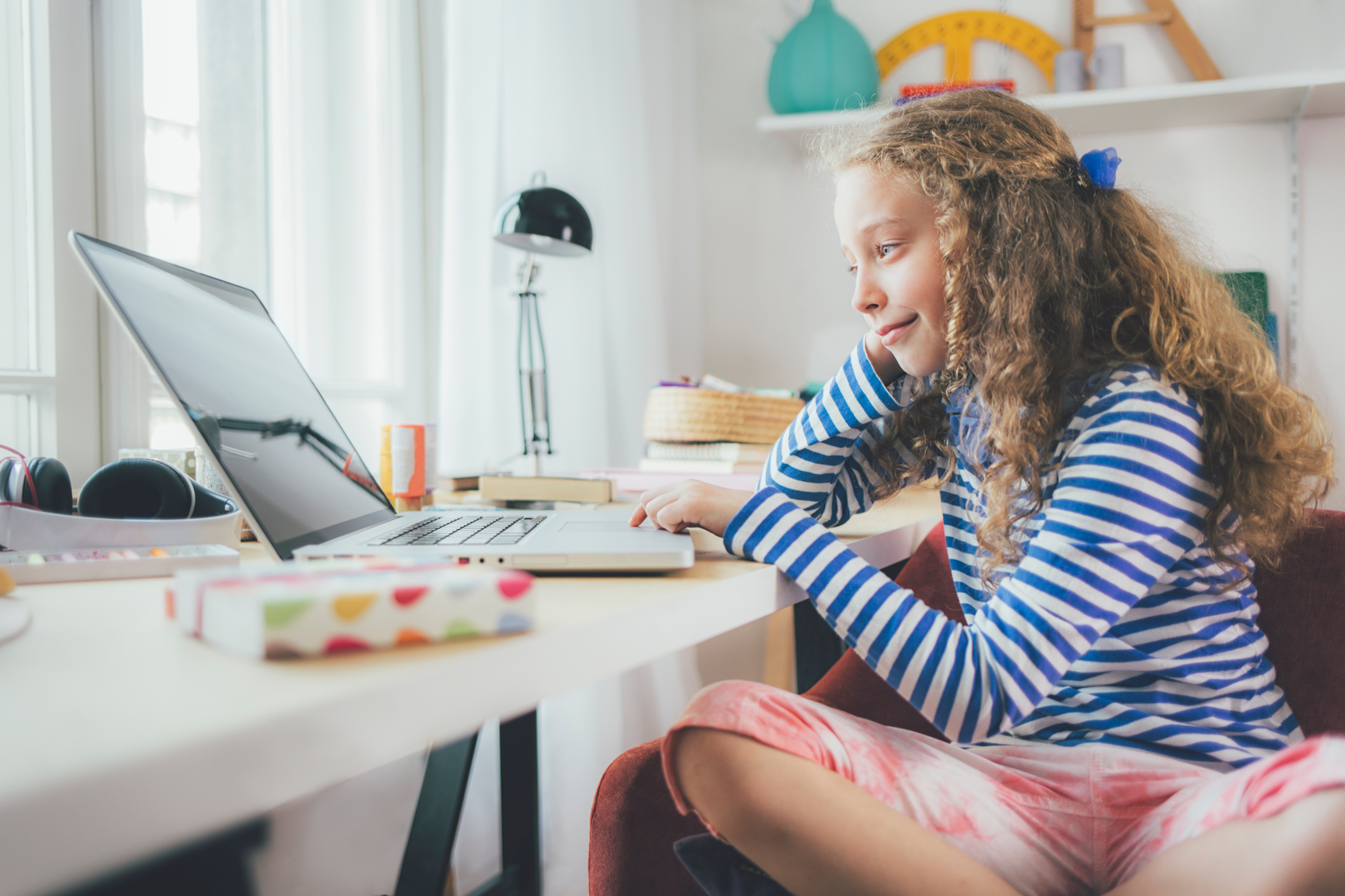 Niña con altas capacidades intelectuales trabajando con un ordenador