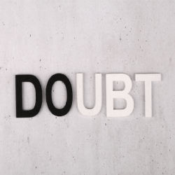 Juego con las palabras "do" y "doubt" que nos introduce en el juego de la plausibilidad.