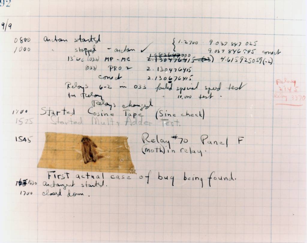 En 1947, mientras probaban el ordenador Harvard Mark II, los ingenieros encontraron una polilla atrapada en el relé nº 70. La pegaron en el cuaderno de registro con la nota: “Primer caso real de bug encontrado”.Aunque el término debugging ya existía, aquella coincidencia se volvió una anécdota legendaria en la historia de la programación. Hoy, el registro original —con la polilla aún dentro— se conserva en el Museo Nacional de Historia Americana del Smithsonian.
