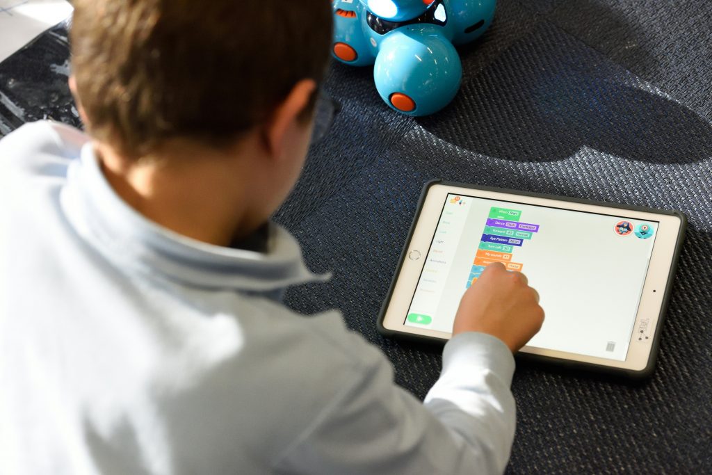 Niño programando un robot, qué es la programación.
