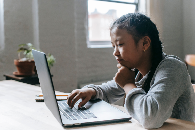 Beneficios de aprender a programar: niño utilizando bloques de programación en una tablet.