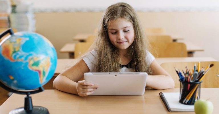 Niña con Tablet en el colegio. Nota de prensa sobre Smartick y PISA.