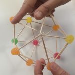 Matemáticas manipulativas: Cómo construir un icosaedro con gominolas y palillos