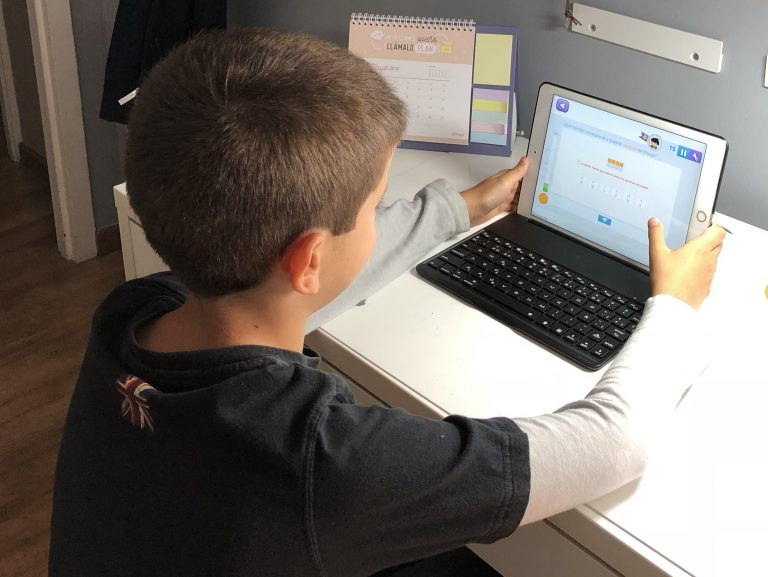 Niño con altas capacidades trabajando con Smartick en un portátil